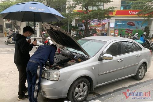 Không khởi động được ô tô vì hết điện ắc-quy, phải làm gì?