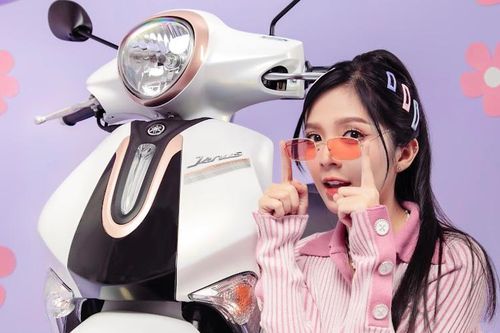 Diễn viên Ngọc Huyền, hotgirl Zika khoe nhan sắc 'kẹo ngọt' bên chiếc xe mới
