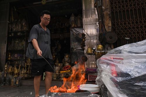 Người dân đua nhau đốt vàng mã cúng rằm tháng 7 trên vỉa hè phố cổ Hà Nội