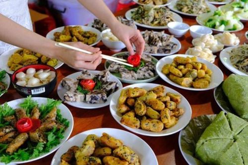 Dịch vụ nấu cỗ chay hút khách, mua bán vàng mã ảm đạm