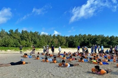 Hơn 100 em nhỏ đảo Phú Quý được dạy bơi trên biển