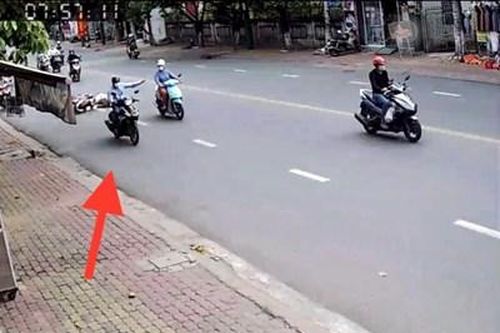 Người phụ nữ bị giật dây chuyền, ngã nhào giữa đường