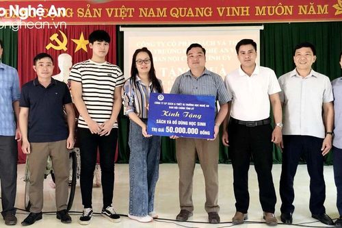 Ban Nội chính Tỉnh ủy tặng quà học sinh nghèo ở huyện Quỳ Châu