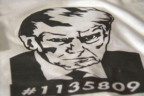 Ảnh hồ sơ nhà tù của ông Donald Trump được bán làm đồ lưu niệm
