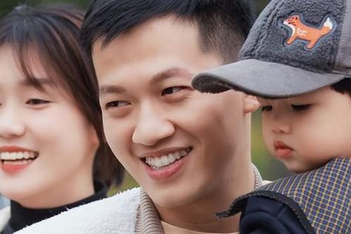 Nam MC cưới vợ sinh con 4 năm sau mới đăng ký kết hôn