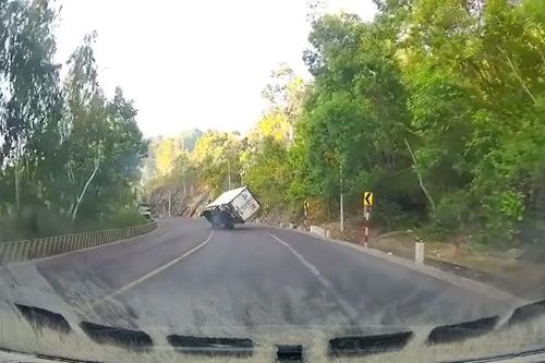 Vào cua mất lái, xe tải lật nghiêng đâm thẳng vào vách núi