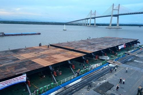 Hải Phòng: Vận chuyển, hạ thủy thành công 2 cấu kiện thép có kích thước và trọng lượng lớn nặng 1.873 tấn