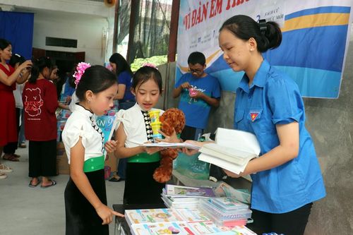 Tiếp động lực cho học sinh nghèo tới trường