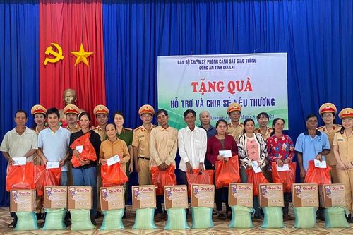 Trao 155 suất quà cho người khuyết tật, người nghèo thị xã Ayun Pa