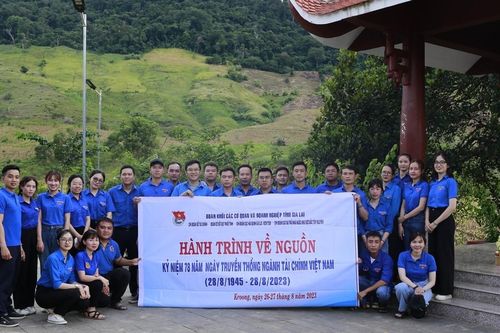 Thế hệ trẻ ngành Tài chính Gia Lai dâng hương tại Khu di tích Ban Kinh tài