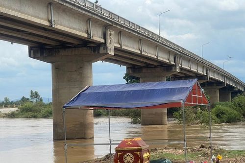 Ia Pa: Phát hiện thi thể nam giới mắc kẹt vào bụi cây dưới chân cầu Quý Đức