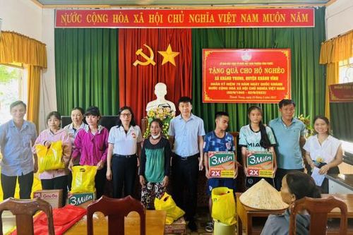 Tặng quà cho 50 hộ nghèo xã Khánh Trung, huyện Khánh Vĩnh