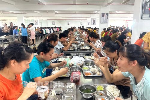 Tăng cường kiểm tra, bảo đảm an toàn thực phẩm bếp ăn tập thể trong doanh nghiệp