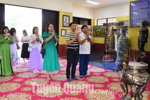Các cơ quan báo chí dâng hương tại Đền thờ Anh hùng Liệt sỹ Võ Thị Sáu
