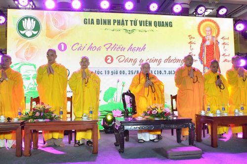 Đà Nẵng: Gia đình Phật tử Viên Quang tổ chức dâng pháp y, cài hoa hiếu hạnh
