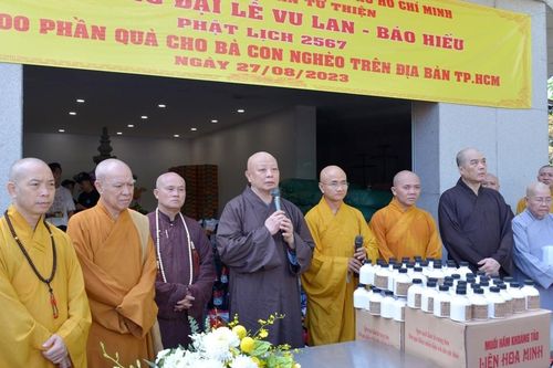 Ban Trị sự Phật giáo TP.HCM và Ban Từ thiện xã hội tặng 1.000 phần quà Vu lan