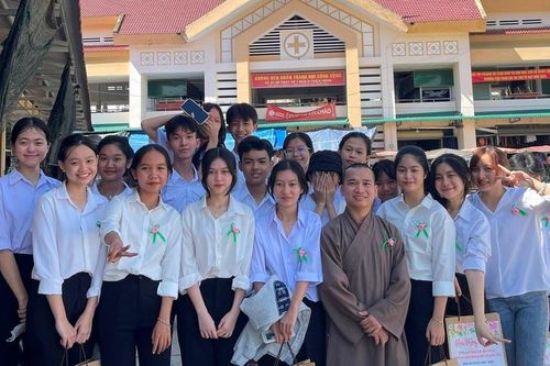 'Bông hồng xuống phố' lan tỏa những nụ cười hoan hỷ mùa Vu lan - Hiếu hạnh
