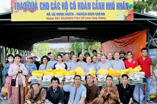 Học viện Phật giáo VN tại TP.HCM - chùa Thanh Tâm tặng quà người dân khó khăn nhân mùa Vu lan