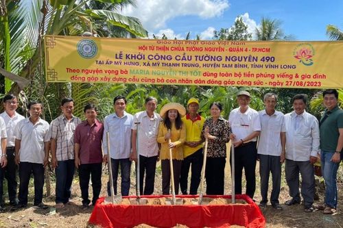 Khởi công xây cầu bê-tông, khám bệnh, tặng thuốc cho trên 1.700 công nhân trong mùa Vu lan