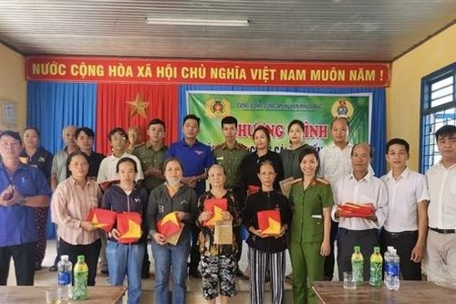 Công an xã trao tặng cờ Tổ quốc cho giáo dân