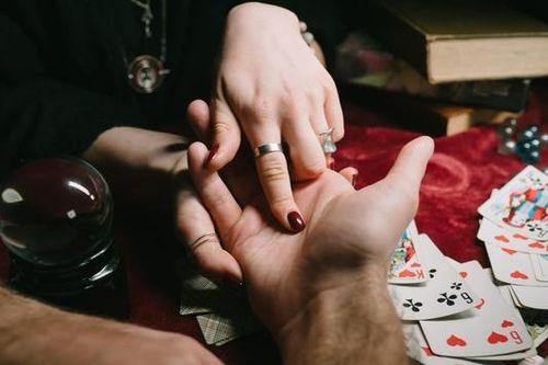 Khi người ta mê... bói
