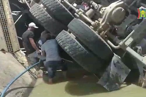 Lâm Đồng: Sập cầu Tà Năng 2, xe bồn rơi xuống suối