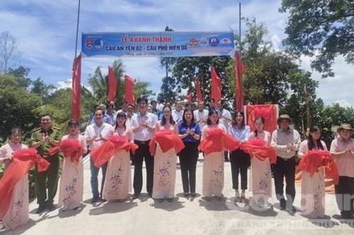 Xây nhịp cầu yêu thương, nâng bước em đến trường