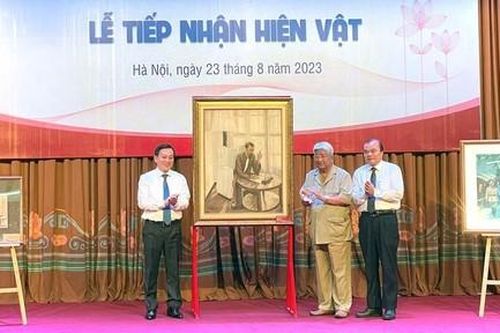 Bảo tàng Hồ Chí Minh tiếp nhận bức tranh 'Bác Hồ viết Tuyên ngôn độc lập'