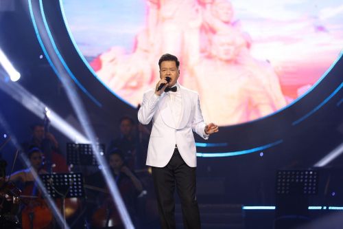 Đăng Dương rơi nước mắt trong liveshow 'Tổ quốc gọi tên mình'