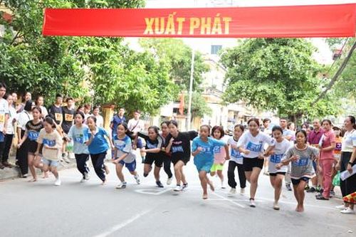 Hơn 300 VĐV thi chung kết Giải chạy Báo Hànôịmới 2023 huyện Thường Tín