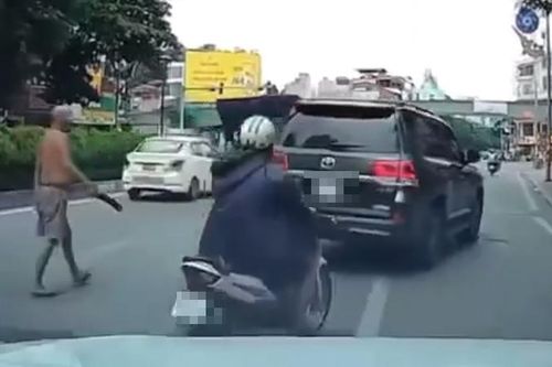Xác minh clip người đàn ông phi dao cắm vào kính ô tô