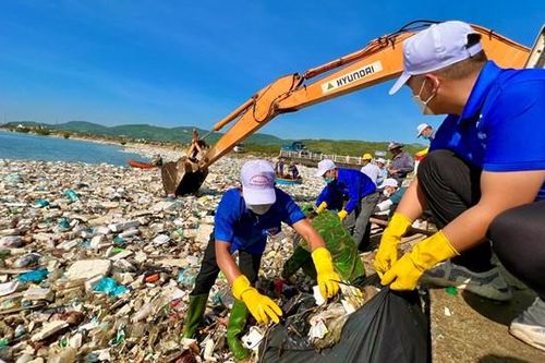 Làm sạch môi trường ở cảng cá Sa Huỳnh