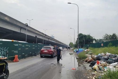 Hà Nội: Tuyến phố chằng chịt 'lô cốt', rác thải và hàng rong
