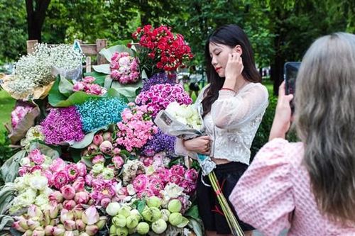 Giới trẻ Hạ Long say mê check in cùng 'chiếc xe mùa thu'