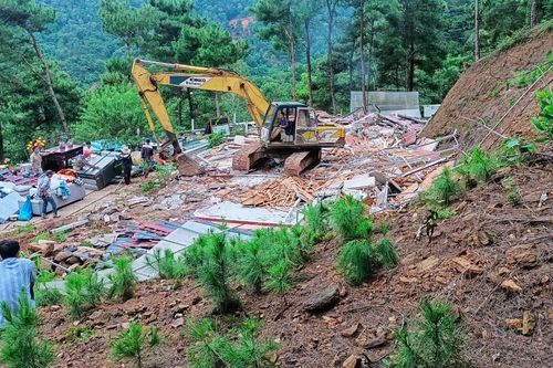 Tháo dỡ công trình 'xẻ thịt' đất rừng phòng hộ ở Sóc Sơn
