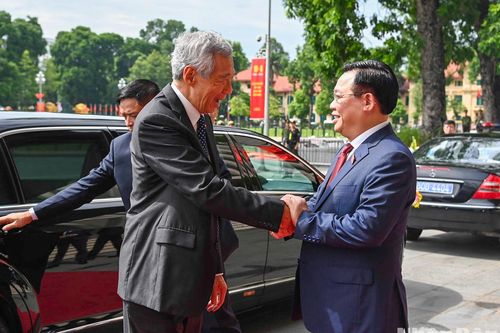 Chủ tịch Quốc hội Vương Đình Huệ hội kiến Thủ tướng Singapore Lý Hiển Long