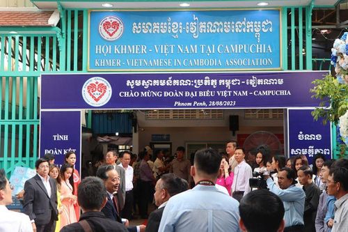 Xứng đáng là điểm tựa cho bà con gốc Việt và cầu nối quan hệ Việt Nam-Campuchia
