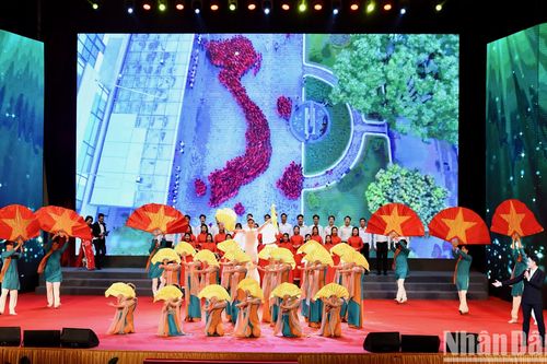 Thủ tướng dự Hội nghị Tuyên dương gương điển hình tiên tiến trong lĩnh vực văn hóa toàn quốc năm 2023