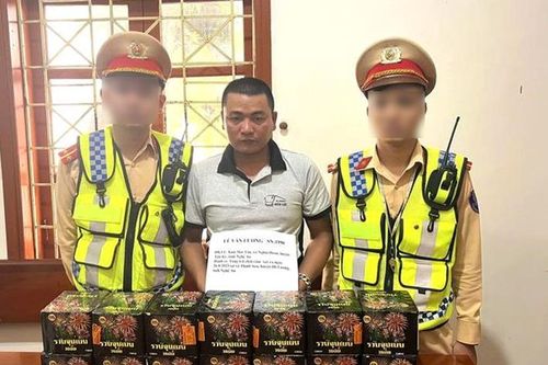 Xe khách chở pháo lậu