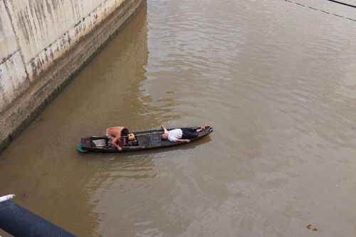 Ô tô bất ngờ lao xuống sông Đồng Nai