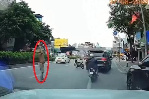 Hà Nội: Xác minh người đàn ông phi dao vào kính sau xe Land Cruiser