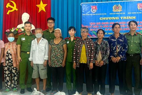 Trao tặng 500 phần quà cho người dân khó khăn huyện Tri Tôn