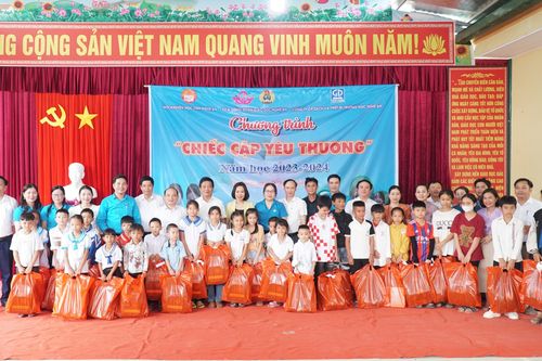'Chiếc cặp yêu thương' đến với học trò vùng khó Nghệ An ngày tựu trường