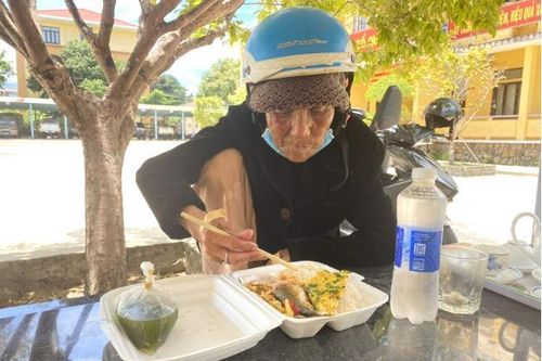 Công an Thừa Thiên - Huế hỗ trợ cụ bà đi lạc hơn 700km về nhà tại Lâm Đồng