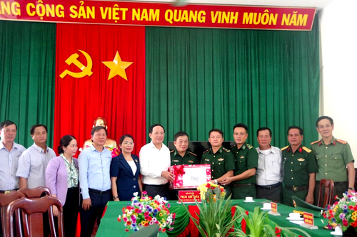 Lãnh đạo tỉnh Bình Định thăm, tặng quà cán bộ, chiến sĩ và nhân dân xã đảo Nhơn Châu