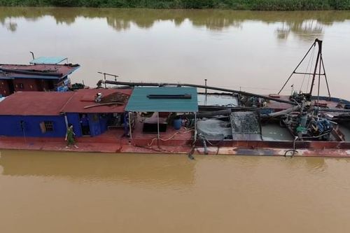 Vĩnh Lộc (Thanh Hóa): Công an mật phục bắt giữ tàu hút cát trái phép trên sông Mã