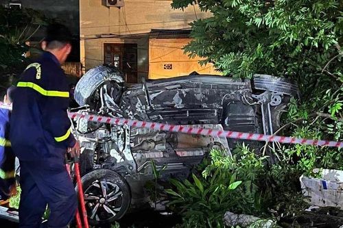 Cố tình vượt tàu hỏa, ô tô chở 9 người bị hất văng