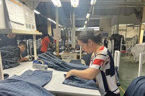 'Sóng' sa thải ám ảnh lao động lớn tuổi