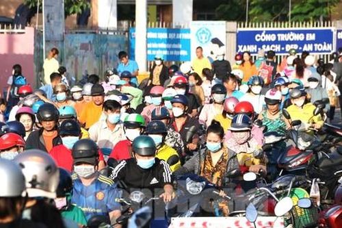 Đường phố đông nghẹt trong ngày học sinh Bình Dương tựu trường