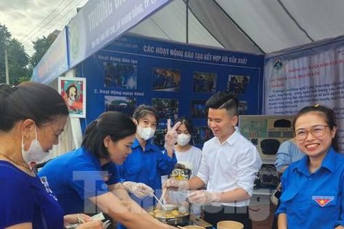 Tuyển dụng việc làm, du học thu hút giới trẻ xứ Lạng